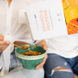 Photo de granola protéiné qu'on verse dans un bol