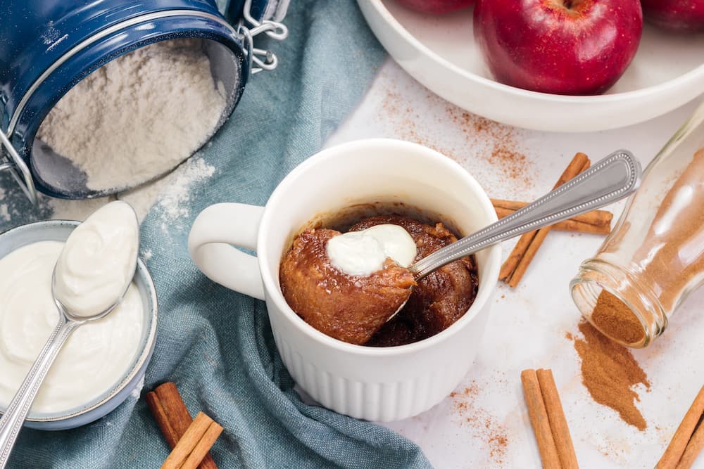 Cinnamon rolls mug cakes