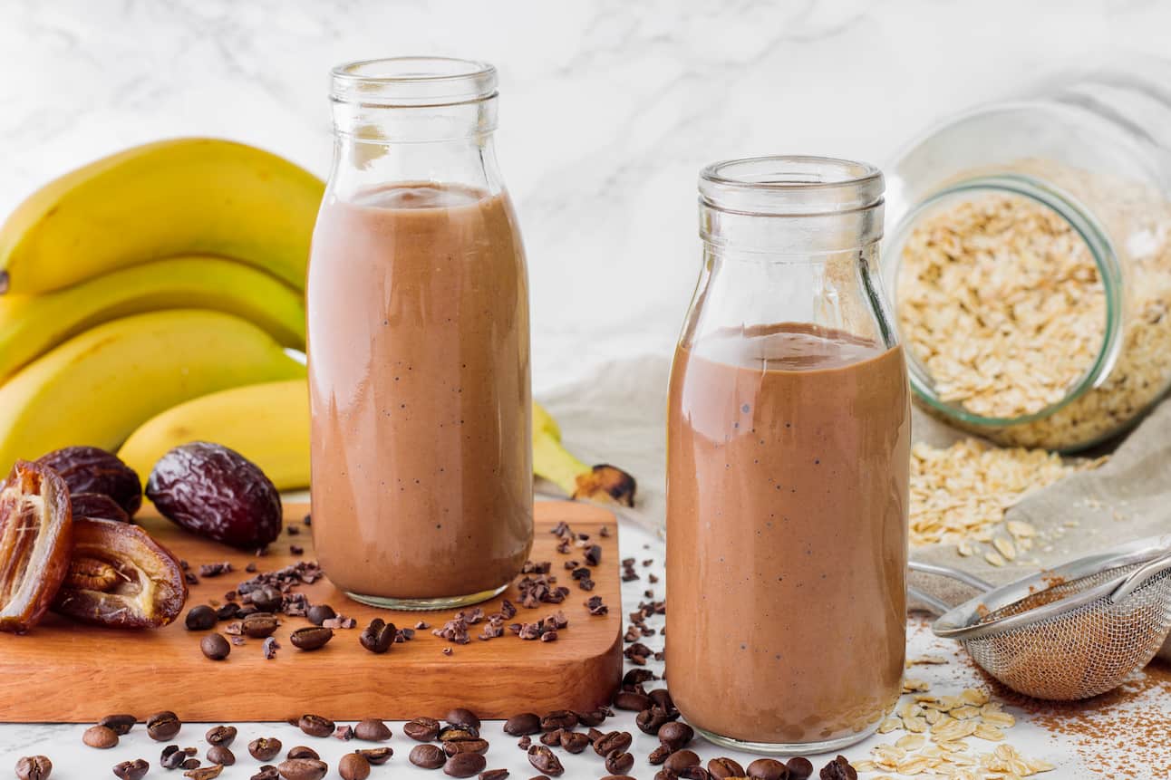 Photo de Smoothie au café posé sur une table avec tous les ingrédients