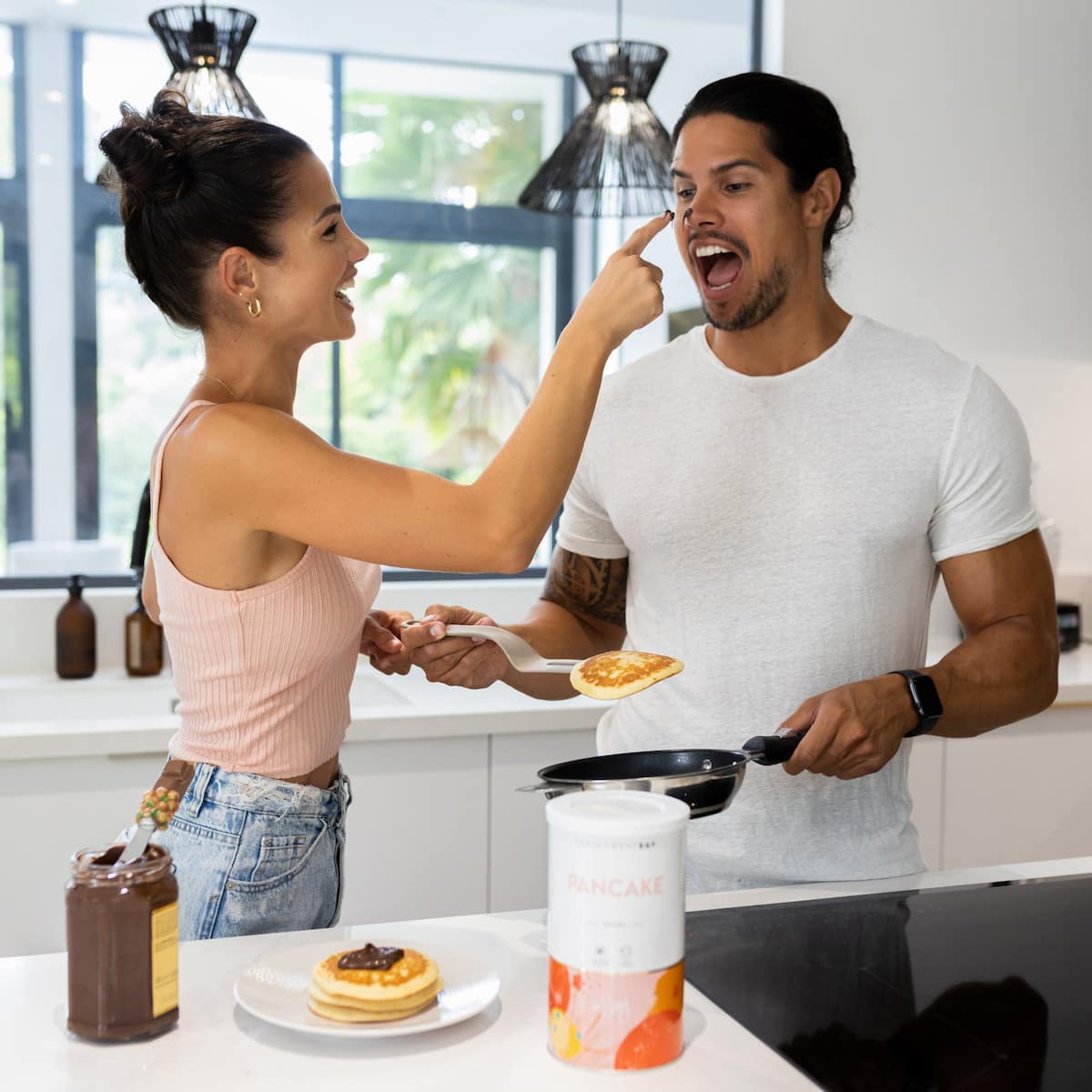 Sissy Mua et Tini qui préparent des pancakes